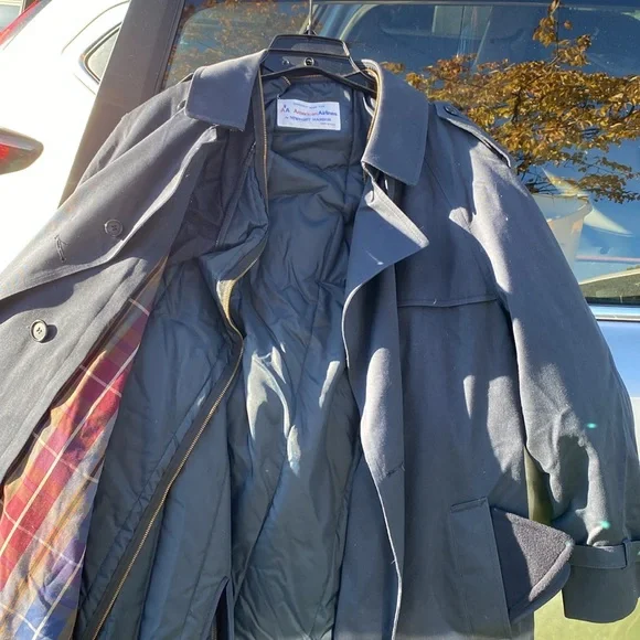 Woman’s size 12 authentic American Airlines trench/raincoat. Fully lined - Picture 4 of 5